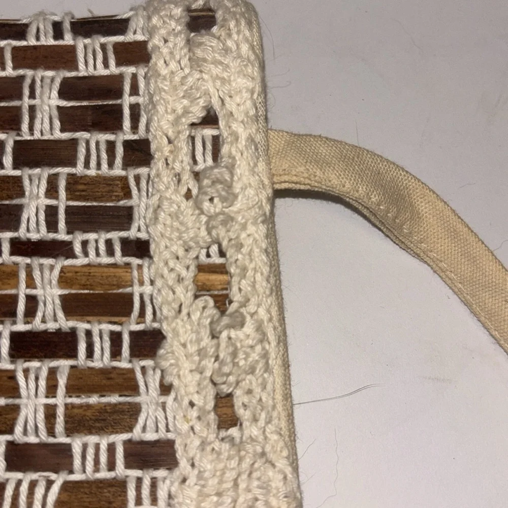 Handcrafted Woven Clutch in Cream and Brown Wood like Weave Design
Delicate ❤️ - Picture 5 of 12